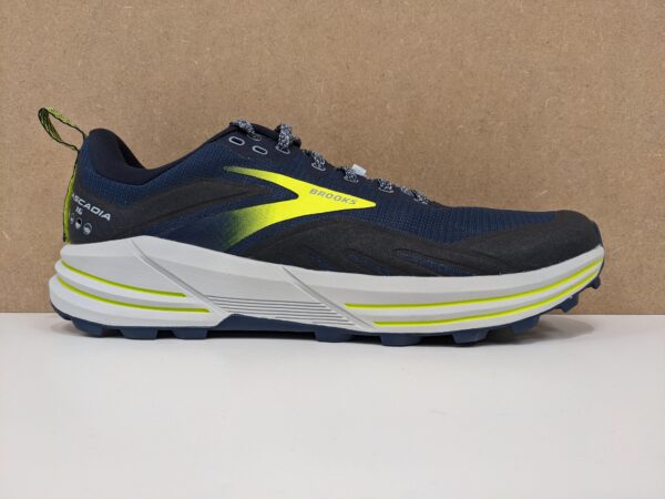 Men's Brooks Cascadia 16 - outside