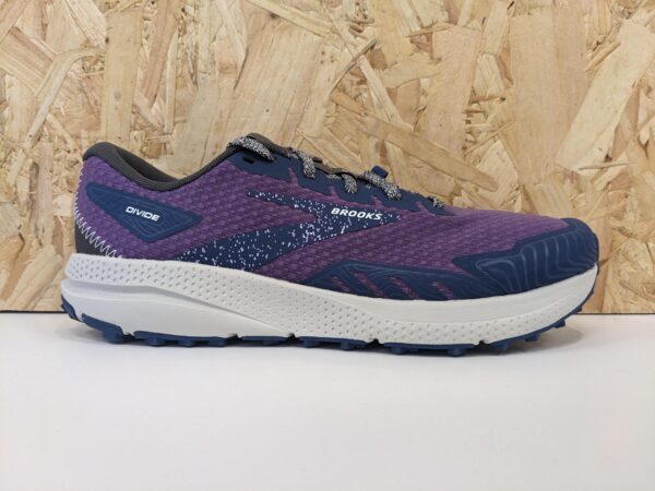 Women's Brooks Divide 4 in Purple / Navy / Oyster - OUTSIDE